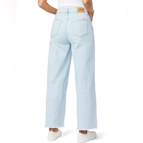 Distressed Levi’s Light Blue Women's Jeans - Picture 2 of 5